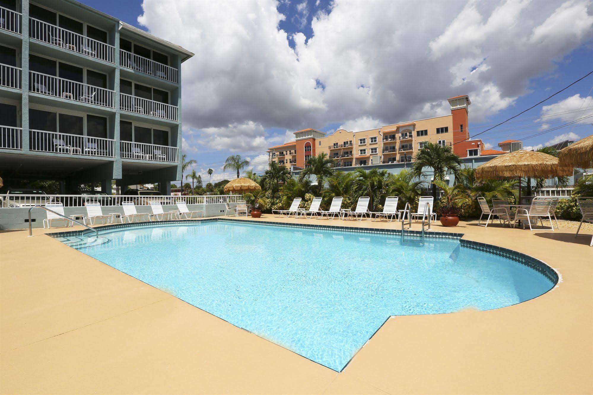 Barefoot Beach Club St. Pete Beach Esterno foto